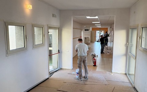 Volontari al lavoro durante le feste per un asilo più bello