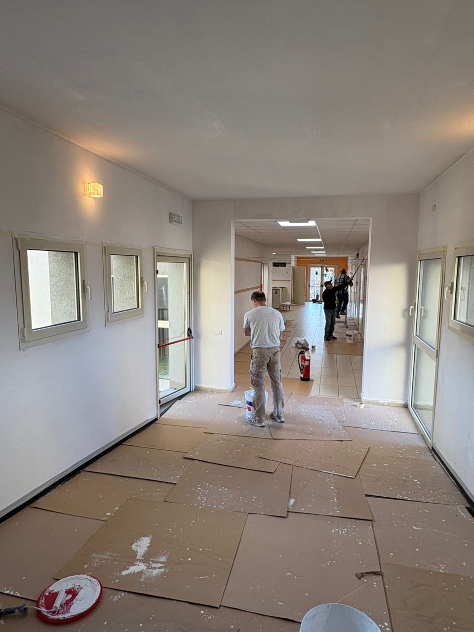 Volontari al lavoro durante le feste per un asilo più bello