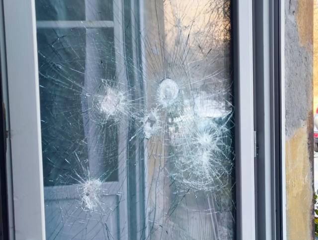 Vandali in azione alla Green Station: danni alle vetrate e nei locali