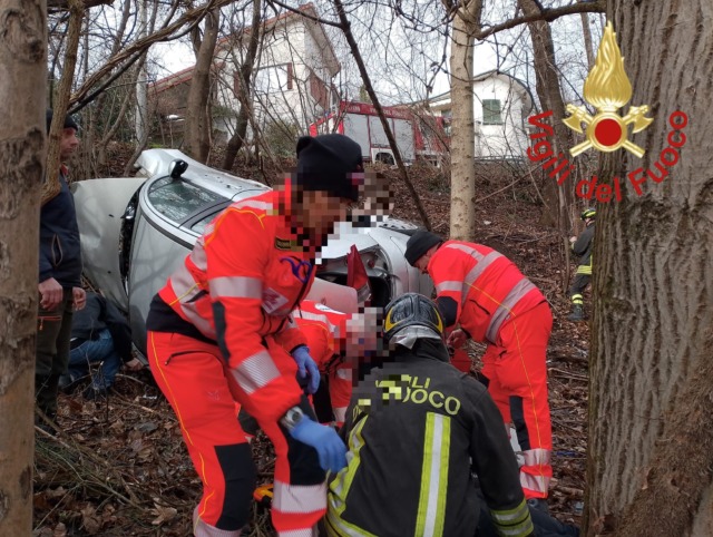 Finisce fuori strada con l’auto: soccorso 23enne