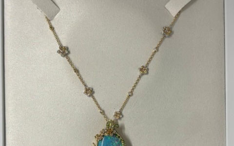 Tenta di entrare in Italia con gioielli da 140mila euro