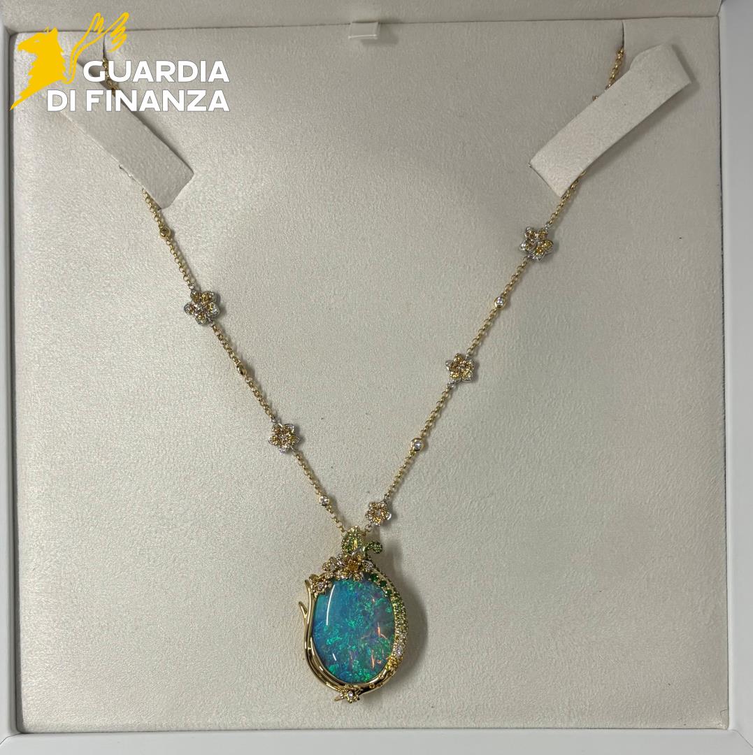 Tenta di entrare in Italia con gioielli da 140mila euro