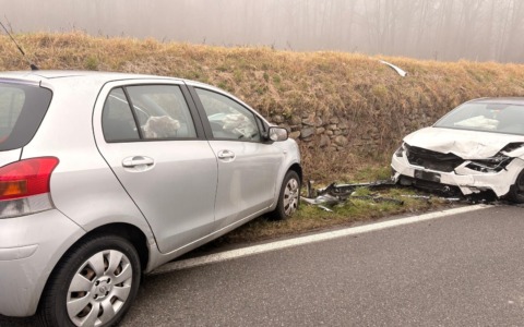 Scontro frontale tra due auto: strada chiusa al traffico