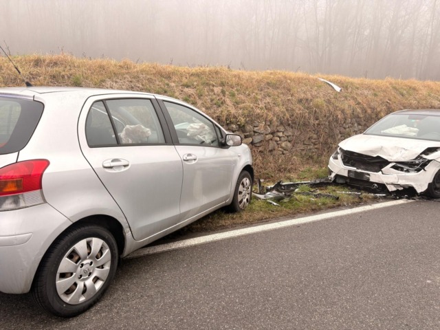 Scontro frontale tra due auto: strada chiusa al traffico