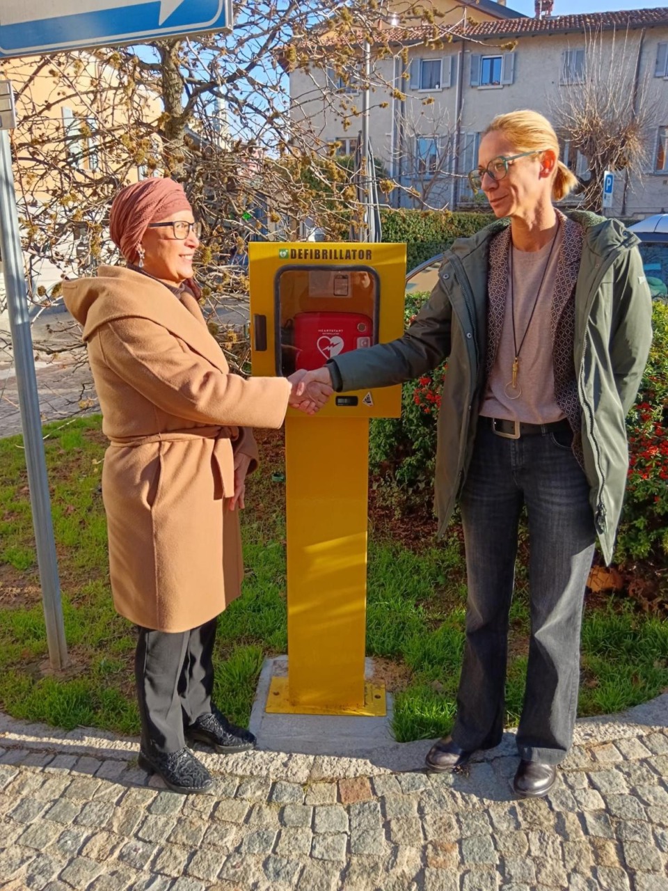 Installati due defibrillatori in punti strategici del paese