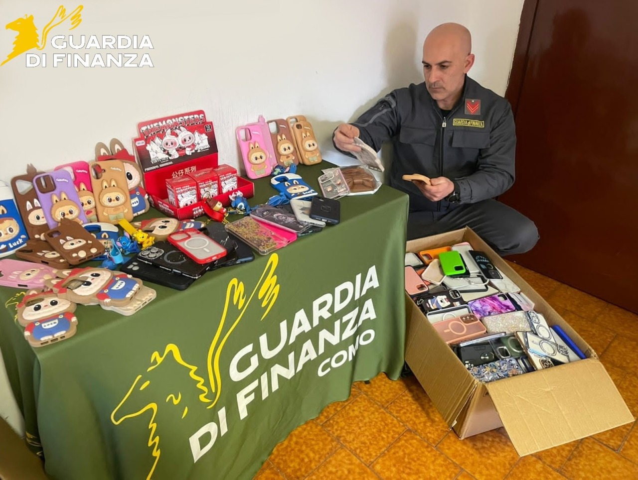 Prodotti contraffatti: sequestrati oltre 500 accessori per telefonia