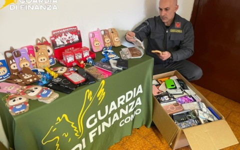 Prodotti contraffatti: sequestrati oltre 500 accessori per telefonia