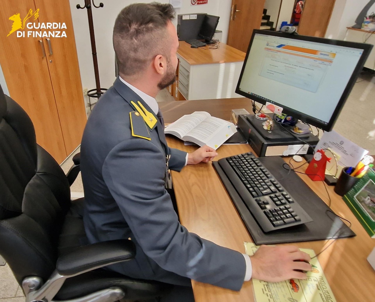 Trasportava farmaci per case di cura senza avere la patente: denunciato