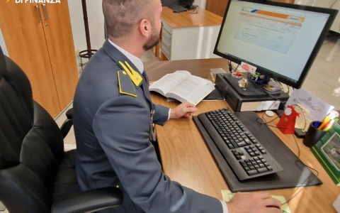 Trasportava farmaci per case di cura senza avere la patente: denunciato