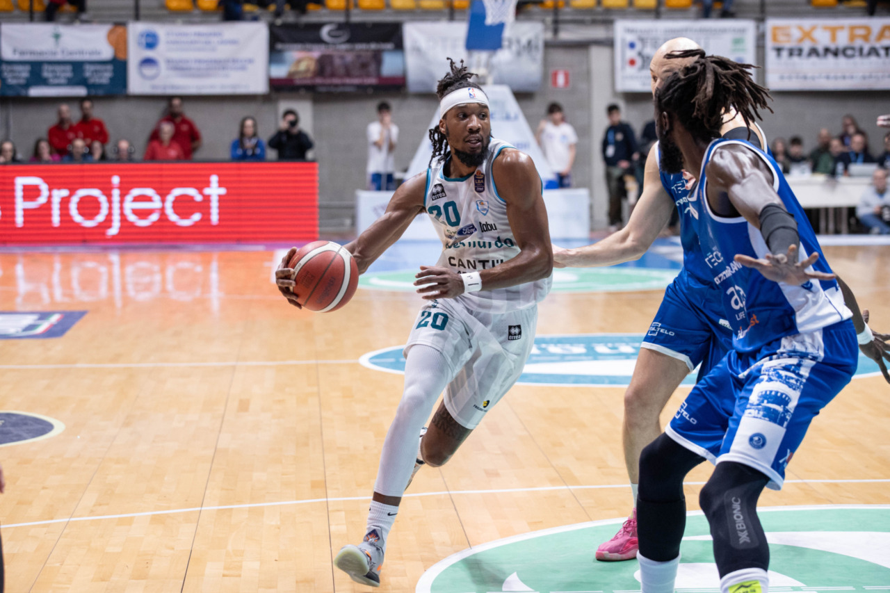La Pallacanestro Cantù tiene testa a Brescia, ma cade nel finale
