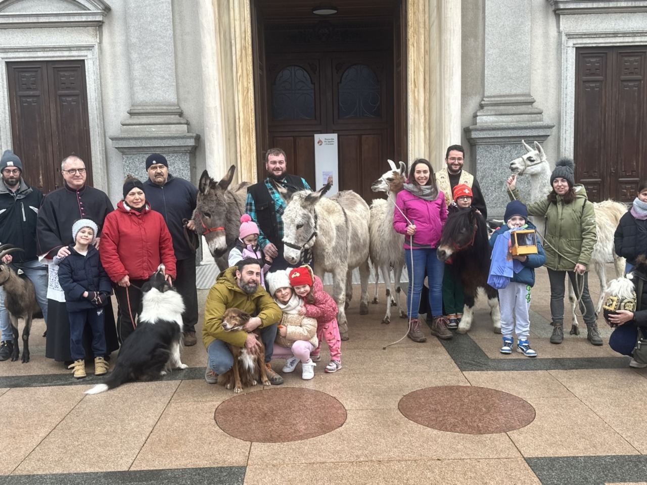 Benedetti gli animali sul sagrato della chiesa parrocchiale