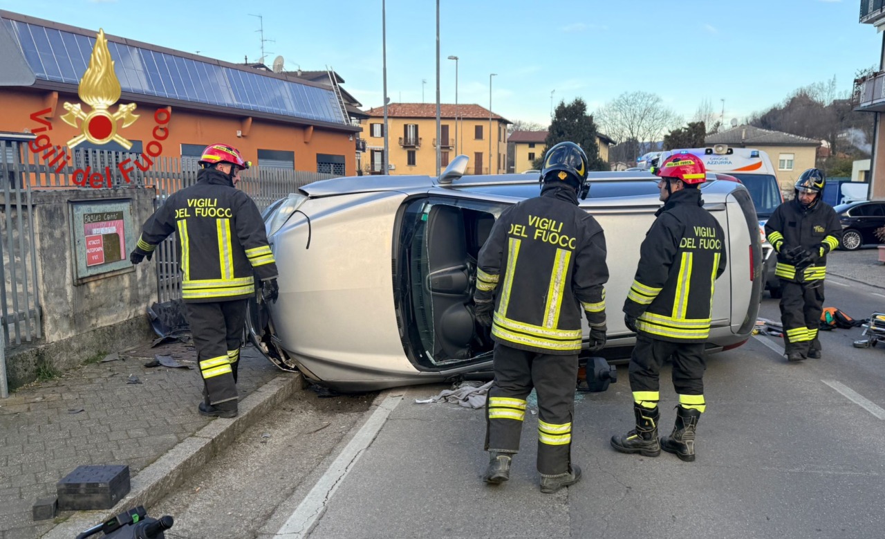 Auto ribaltata, paura per una donna