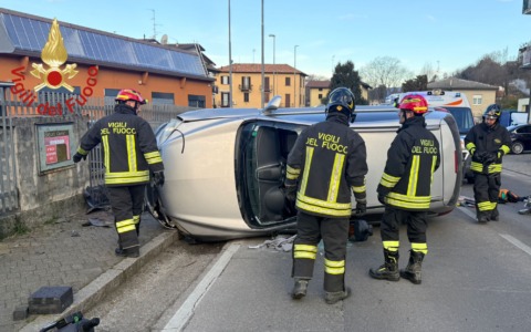 Auto ribaltata, paura per una donna