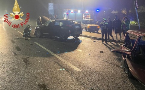 Scontro tra due vetture, paura per tre feriti