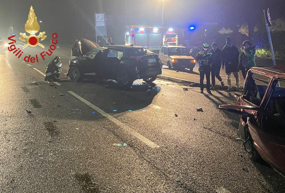 Scontro tra due vetture, paura per tre feriti