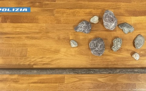 Aggredisce un senzatetto e il suo cane con sassi e bastone, denunciato
