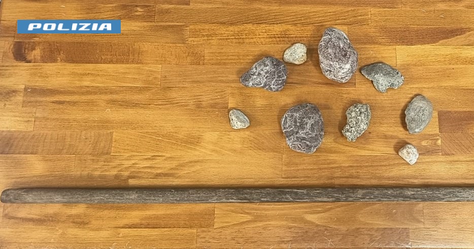 Aggredisce un senzatetto e il suo cane con sassi e bastone, denunciato