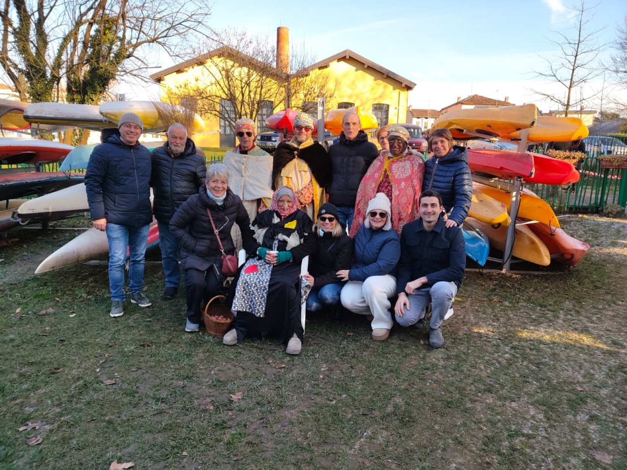 Un pomeriggio di magia: la befana arriva dal lago insieme ai Magi