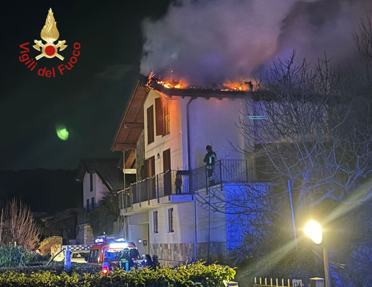 Tetto in fiamme, quattro squadre dei Vigili del fuoco per domare l’incendio