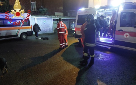 Incendio nel dormitorio per bisognosi: tre intossicati