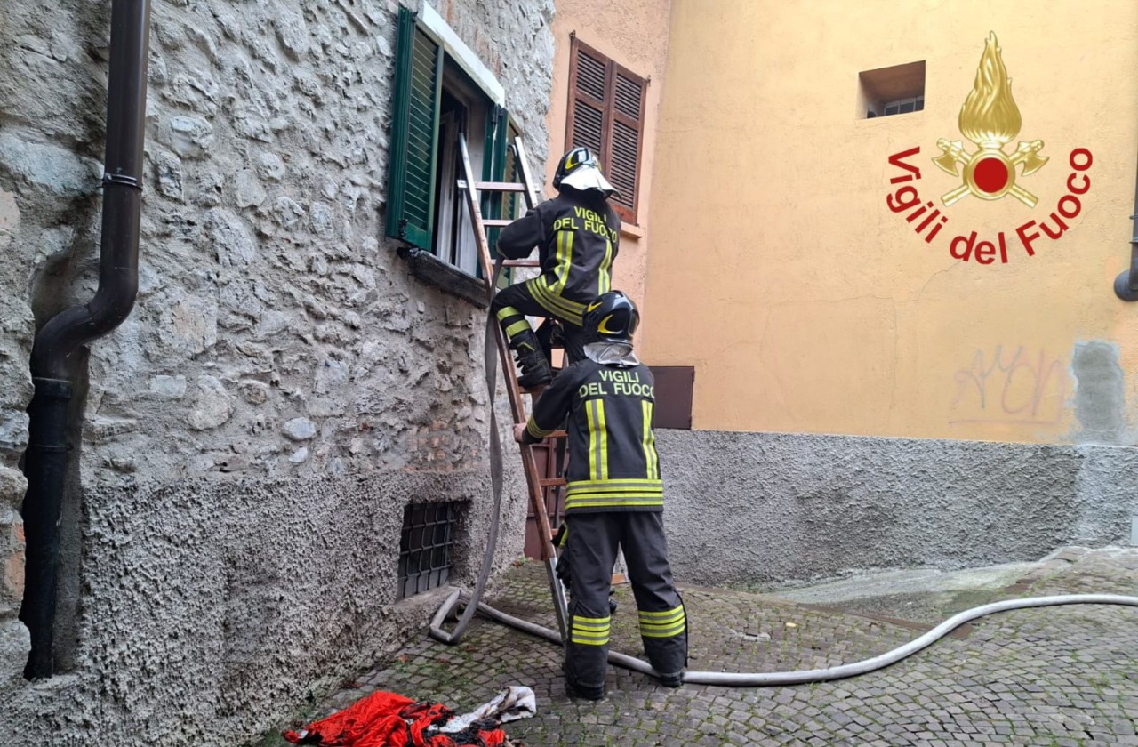 Incendio in appartamento, Vigili del Fuoco sul posto