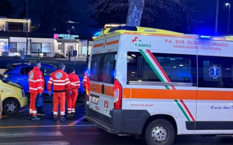 Tamponamento tra auto in via Roma