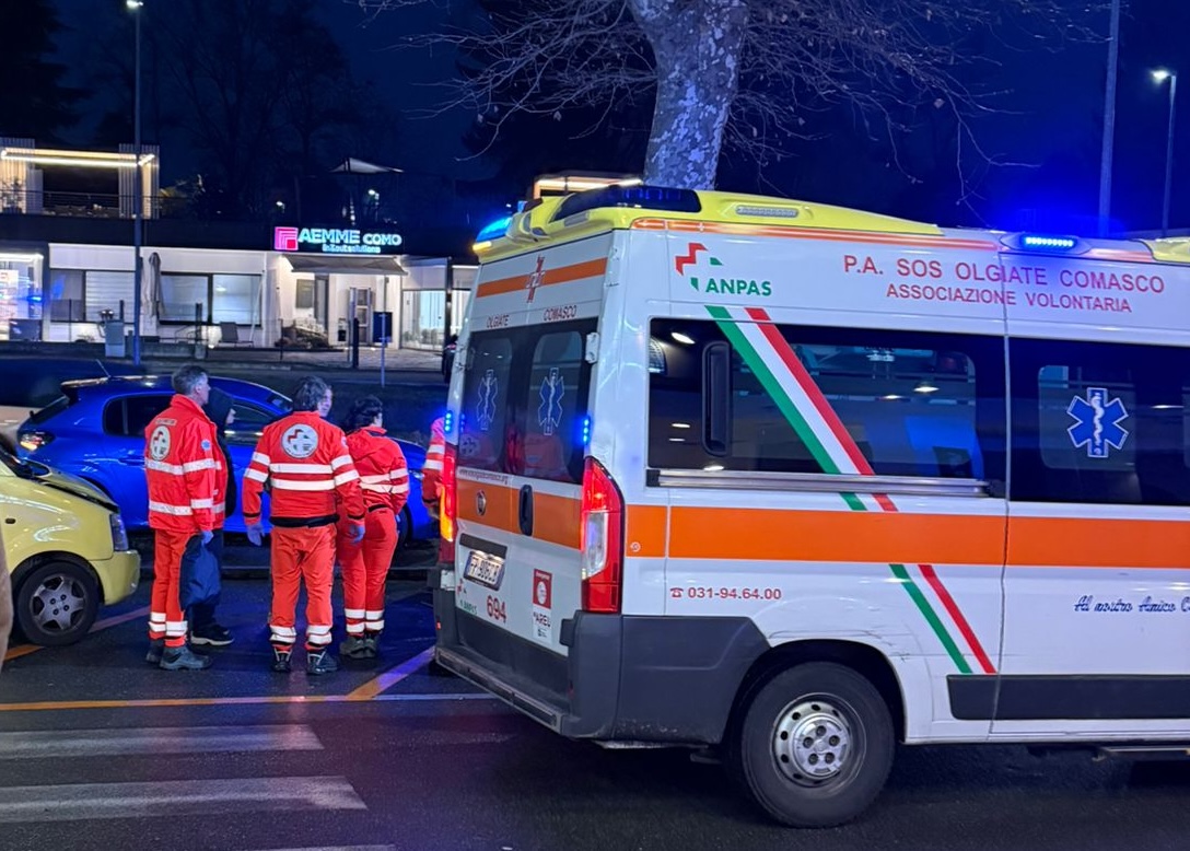 Tamponamento tra auto in via Roma