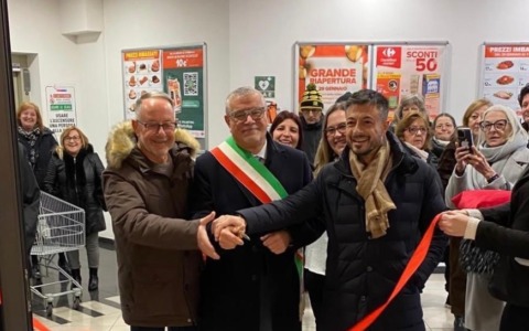 Taglio del nastro per il nuovo supermercato al Centro Le Ginestre