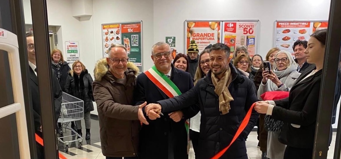Taglio del nastro per il nuovo supermercato al Centro Le Ginestre