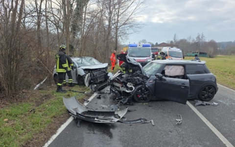 Scontro frontale tra due auto: traffico bloccato in via Mulini