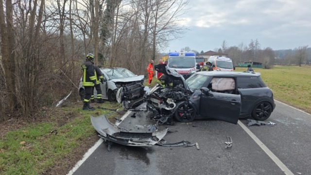 Scontro frontale tra due auto: traffico bloccato in via Mulini