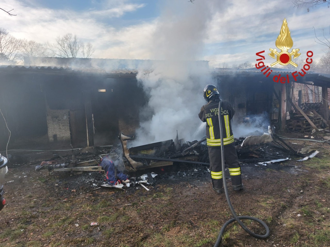 Maneggio in fiamme, cavalli portati in salvo