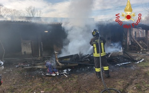 Maneggio in fiamme, cavalli portati in salvo