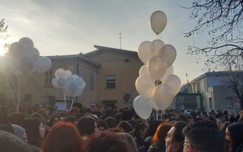 Addio a Eva, migliaia di persone alle esequie a Merone: “Non dimenticheremo il tuo sorriso”