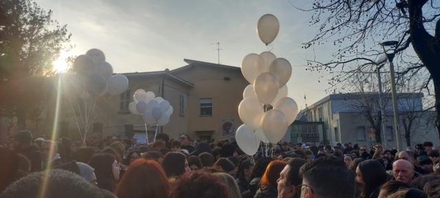 Addio a Eva, migliaia di persone alle esequie a Merone: “Non dimenticheremo il tuo sorriso”