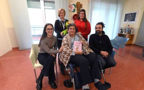 Nipoti di Babbo Natale 2025: 9.413 desideri realizzati e 532 case di riposo coinvolte