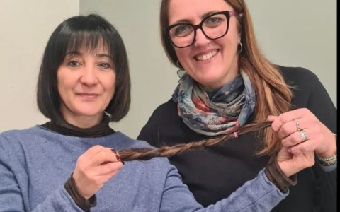 Dona 25 centimetri di capelli alle vittime di Crans-Montana