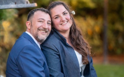 Niente bomboniere: sposi regalano un campo di tulipani ai disabili