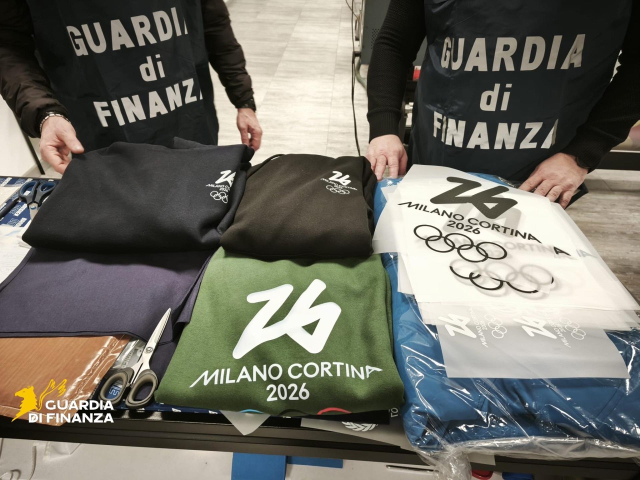 Olimpiadi, sequestrate magliette false col logo “Milano-Cortina 2026”