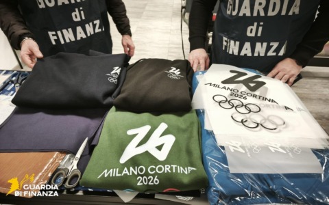 Olimpiadi, sequestrate magliette false col logo “Milano-Cortina 2026”