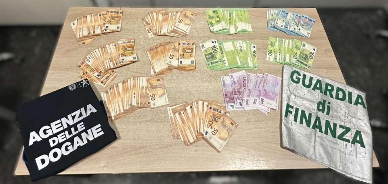 Viaggiava con oltre 150mila euro non dichiarati, fermata al valico