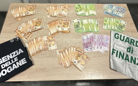Viaggiava con oltre 150mila euro non dichiarati, fermata al valico