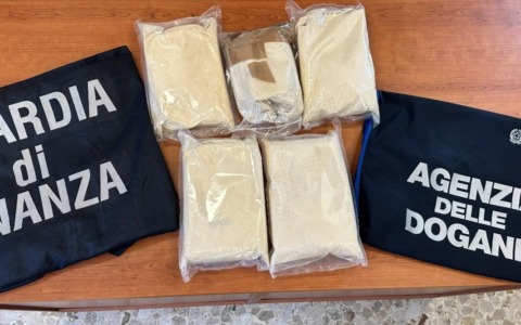 Più di 5 chilogrammi di eroina in auto, due arrestati