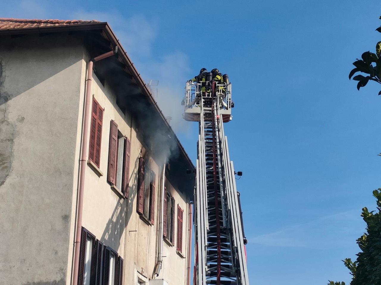 Appartamento in fiamme: attivati cinque mezzi dei Vigili del fuoco