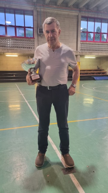 Coach Aldo GIudici con la Coppa Promozione vinta con Guanzate