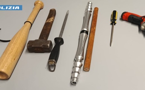 Furto in autogrill, denunciata una coppia: nell’auto attrezzi da scasso