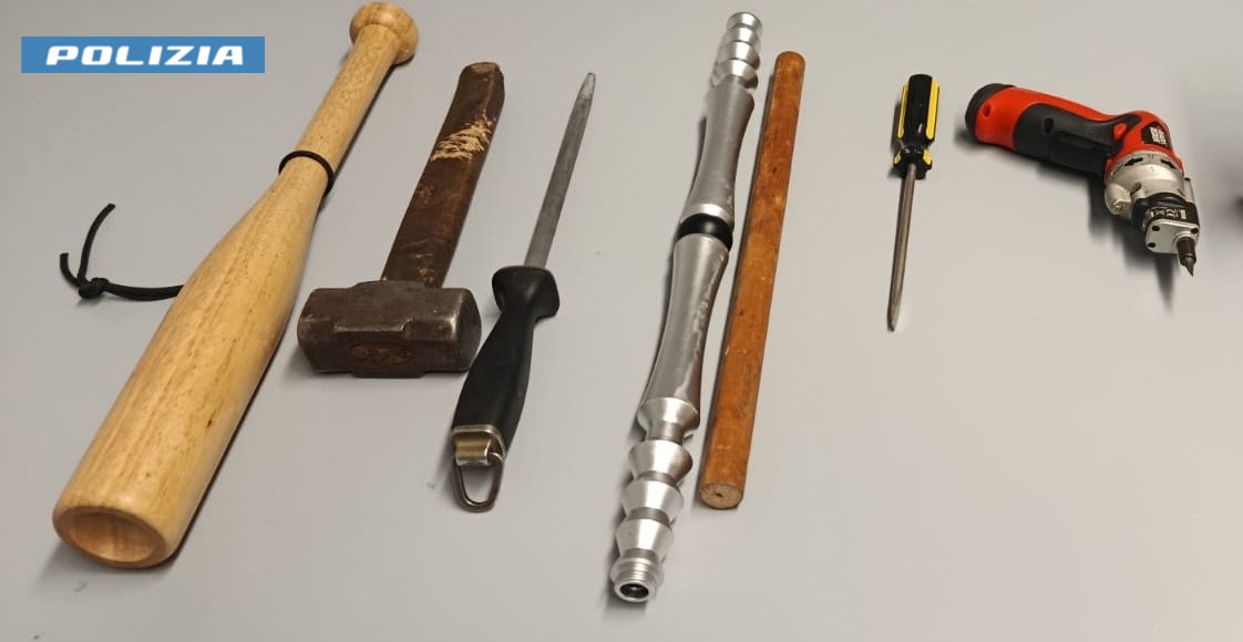 Furto in autogrill, denunciata una coppia: nell’auto attrezzi da scasso