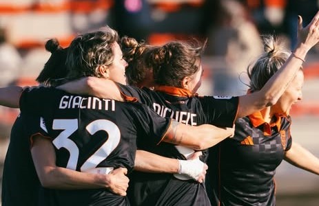 Serie B : il Como batte in rimonta Frosinone e prosegue la fuga solitaria