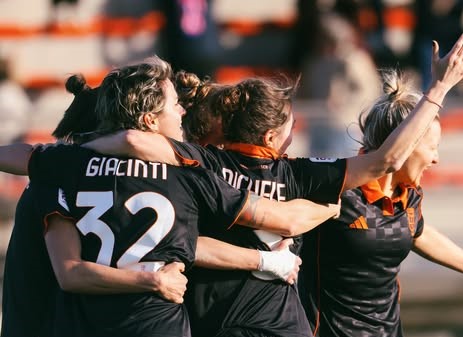 Serie B : il Como batte in rimonta Frosinone e prosegue la fuga solitaria