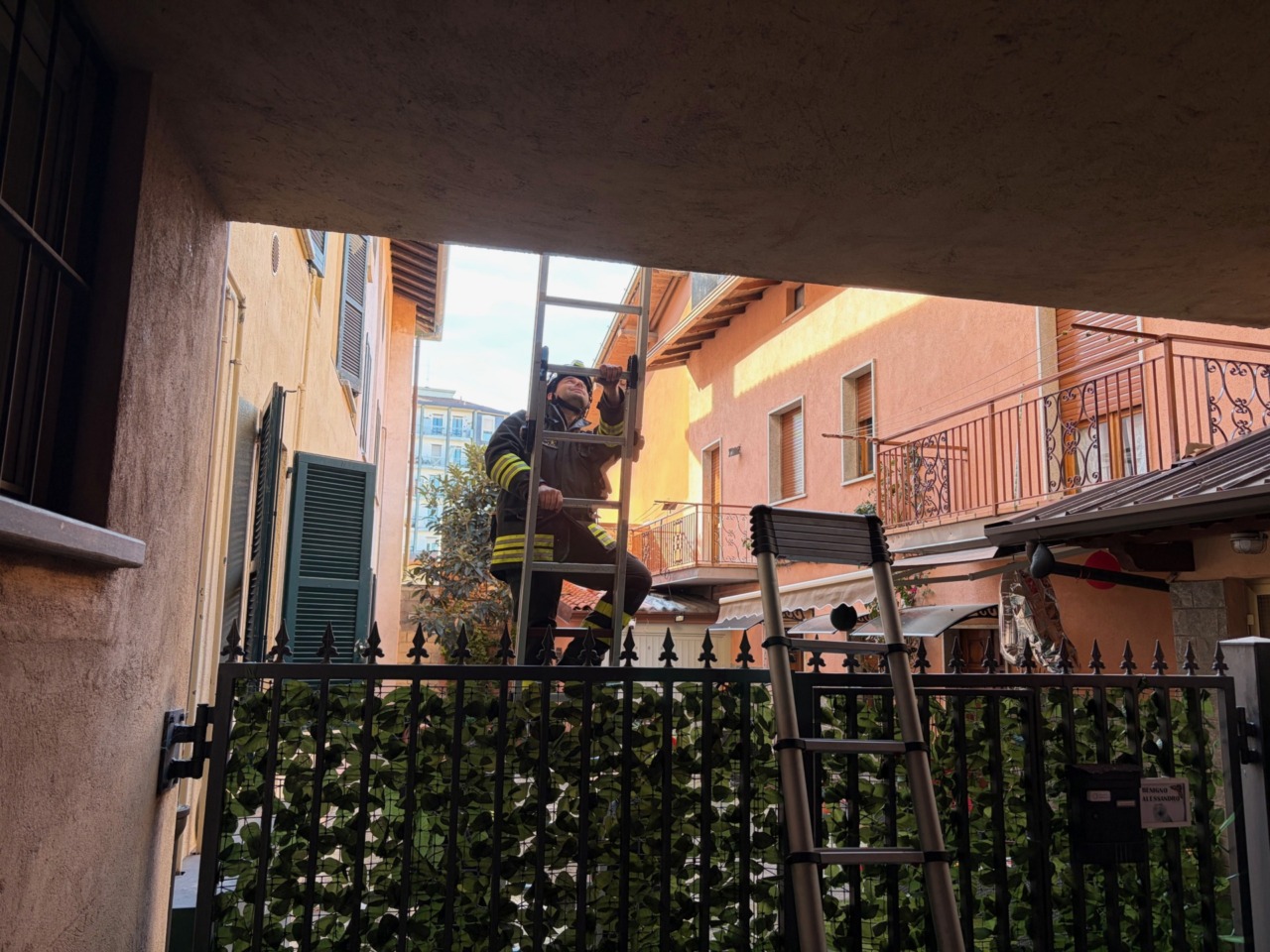 Donna chiusa in casa, intervengono i Vigili del fuoco